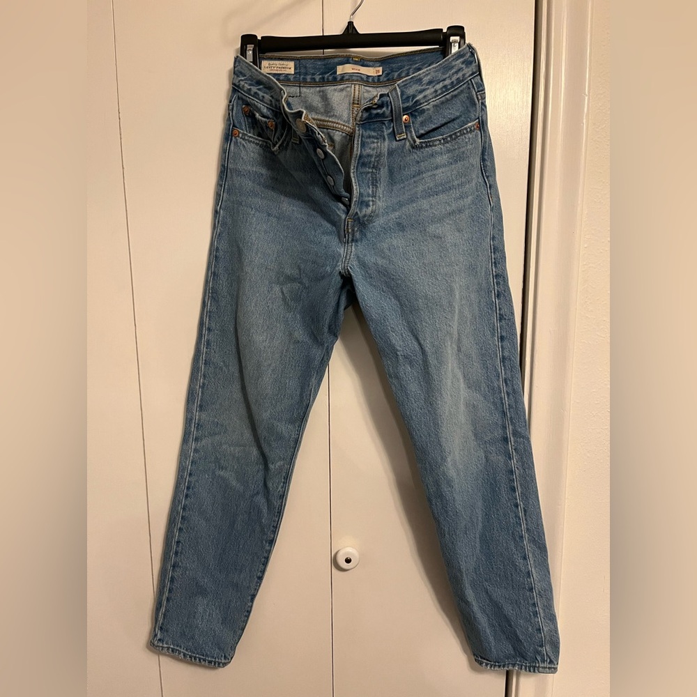 Levi’s Wedgie Ankle Jean Size 26 Light Wash